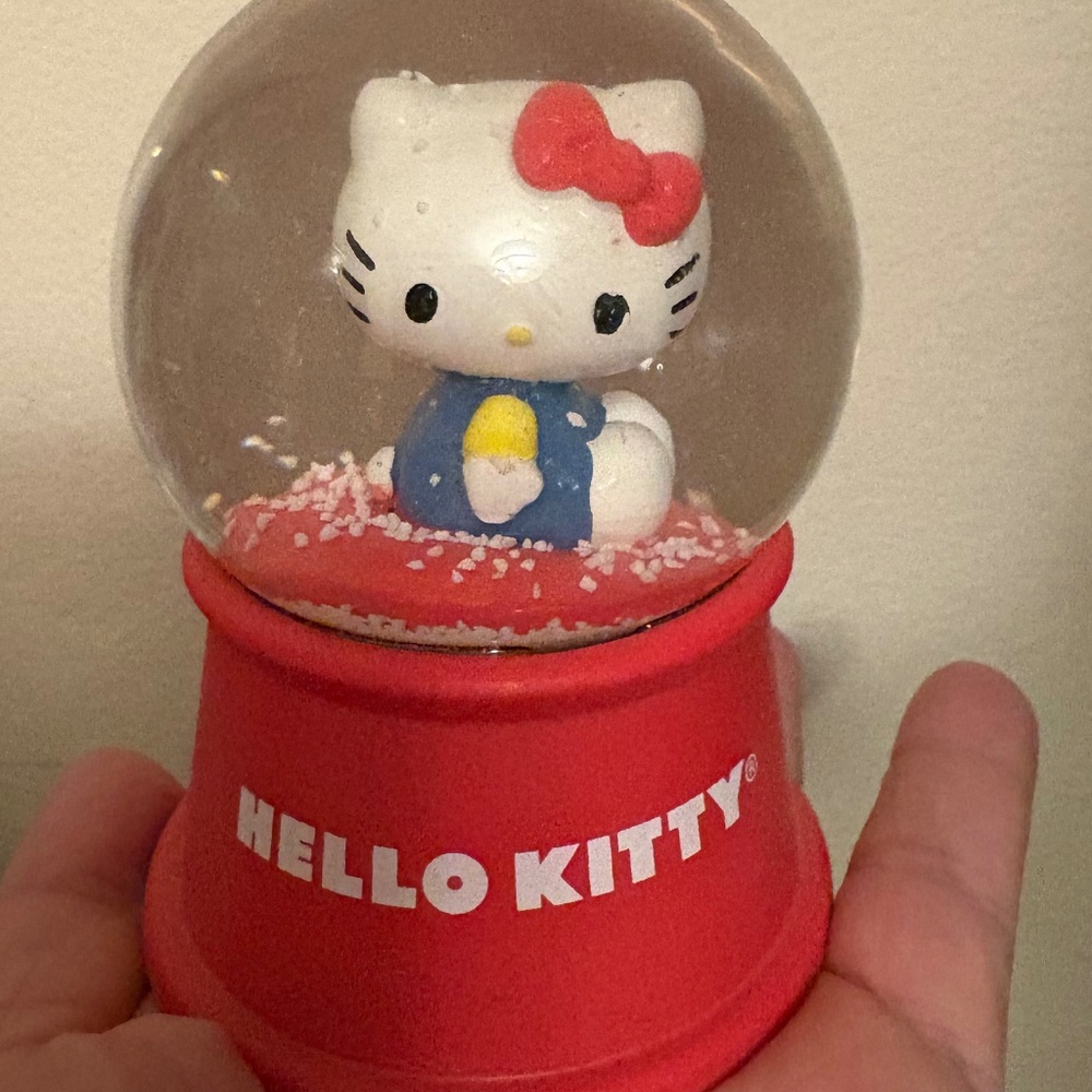Hello kitty snowglobe